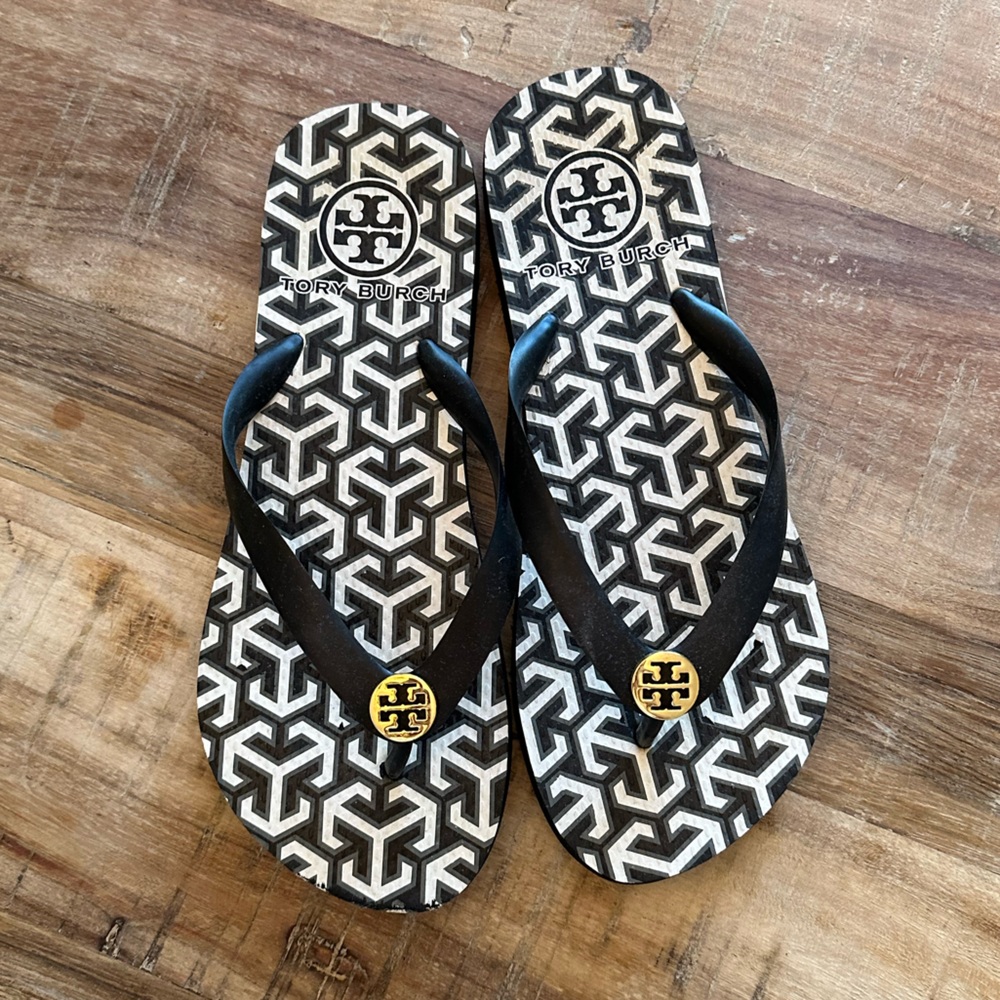 Tory Burch LOGO Flip Flops in Black/ White